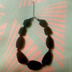 BLACK STATEMENT NECKLACE